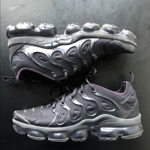 BLACK NIKE VAPORMAX PLUS
